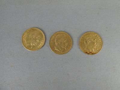 three gold sovereigns, one of which is a sovereign and one of which is a sovereign