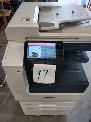 une photo d'une imprimante multifonction dans un entrepôt