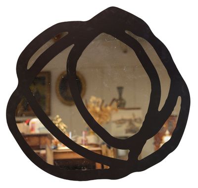 un miroir sur lequel est représentée une fleur