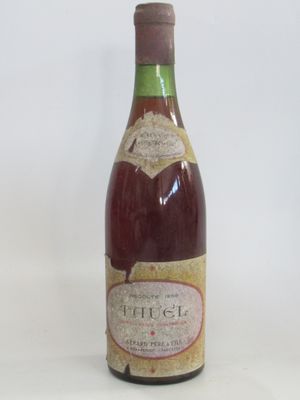une bouteille de vin posée sur une table