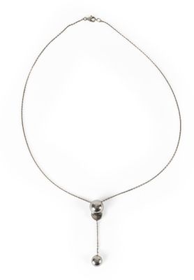 gros plan d'un collier sur fond blanc