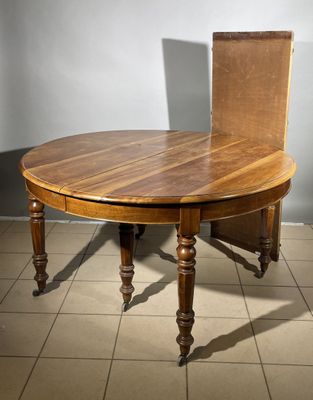 une table en bois sur laquelle est posée une chaise