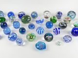 un tas de billes de verre posé sur une surface blanche