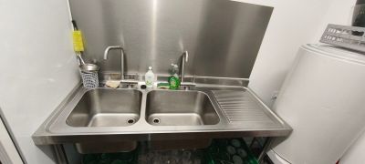 un évier et une machine à laver dans une petite pièce