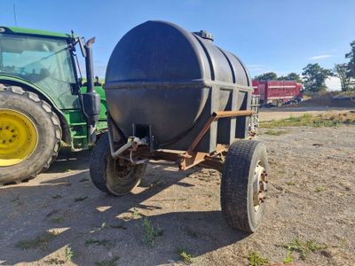 un tracteur équipé d'un réservoir à l'arrière