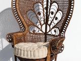 une chaise en osier sur laquelle est posé un coussin
