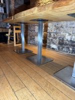 Lot de trois tables de salle à manger à épais plateaux en ch… (photo 4)