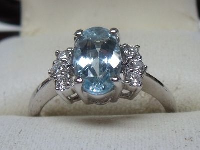 Bague en or blanc 18K, sertie d’une aigue-marine ovale de 0,…