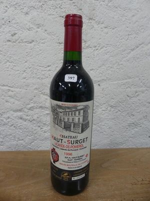 une bouteille de vin rouge posée sur une table en bois