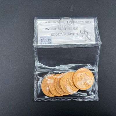 un gros plan sur un sac de pièces de monnaie d'où dépasse un billet d'un dollar
