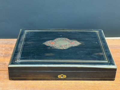 Coffret à jeux en bois noirci, marqueté de laiton et écaille…