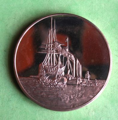 une pièce d'argent sur laquelle est représenté un bateau