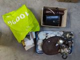 beaucoup d'objets posés sur le sol