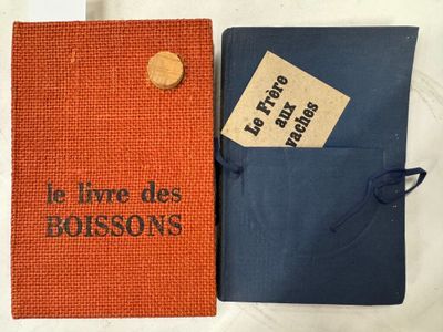 un livre orange et un livre bleu posés l'un à côté de l'autre sur une table
