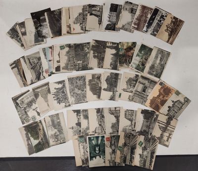 beaucoup de vieilles cartes postales sur la table