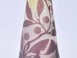 un vase orné d'un motif violet et jaune