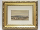 un tableau représentant un paysage, dans un cadre doré, accroché à un mur blanc