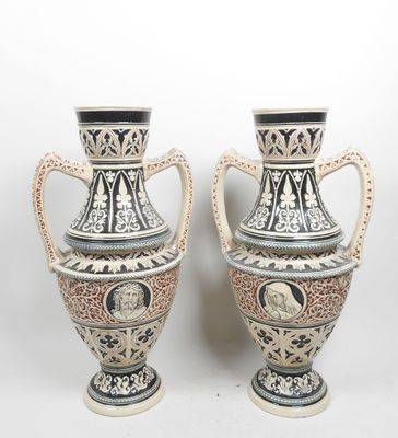deux vases posés côte à côte sur un fond blanc