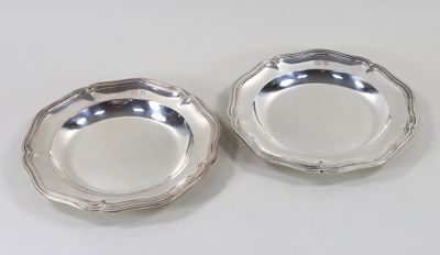 paire de plats plaqués argent sur un fond blanc