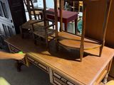 une table surmontée d'un miroir dans une pièce