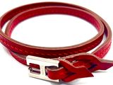 un bracelet en cuir rouge muni d'une boucle en argent