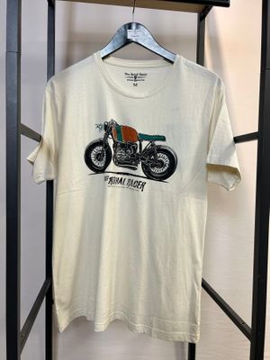 un t-shirt blanc orné d'une image de moto