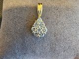 un pendentif en diamant posé sur un coussin, sur une chaise