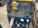 une machine posée sur le sol dans le garage
