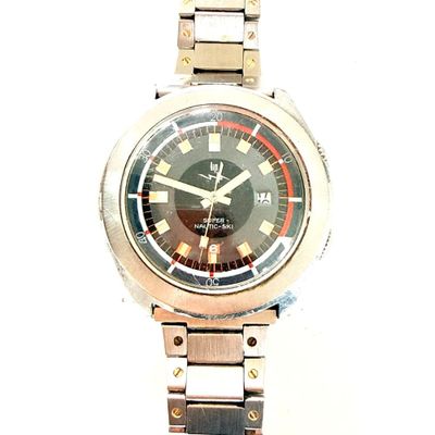 une montre en argent avec un cadran noir et une trotteuse rouge