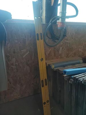 une photo d'un rayonnage de dossiers dans un garage