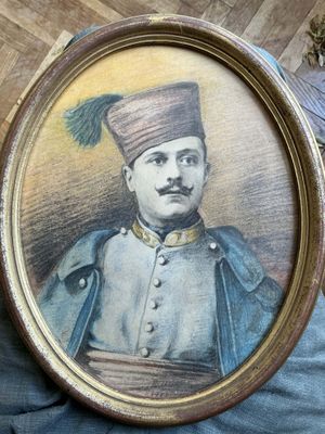 une vieille photo d'un homme en uniforme militaire, dans un cadre