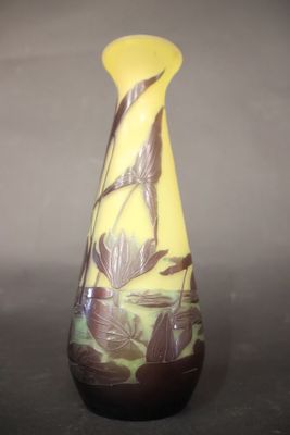 un vase en verre orné d'un motif jaune et marron