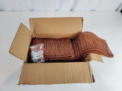 une boîte en carton contenant un tas de fils de cuivre