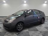 une photo d'une Toyota Prius grise garée sur un sol à damier