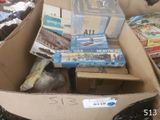 une boîte en carton remplie de livres et d'autres objets