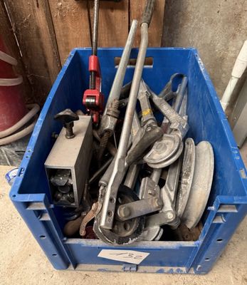 une boîte bleue remplie d'outils