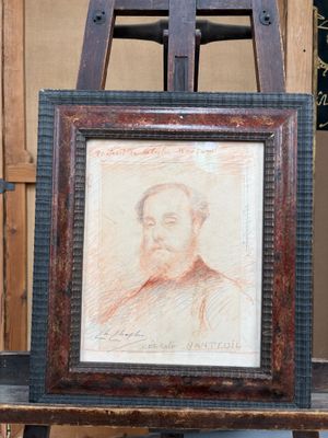 un dessin représentant un homme devant un mur en bois, avec un chevalet