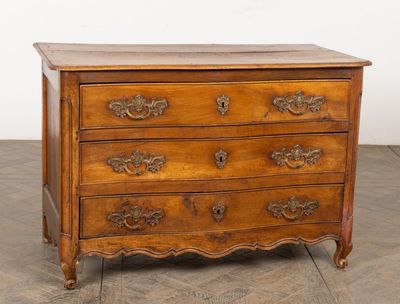 Commode en bois fruitier ouvrant à trois tiroirs.