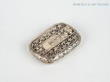un étui à pilules ancien en argent, orné d'une image représentant une femme