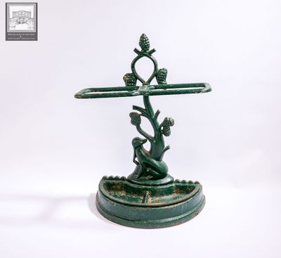 une statue représentant un oiseau sur une croix posée sur un socle