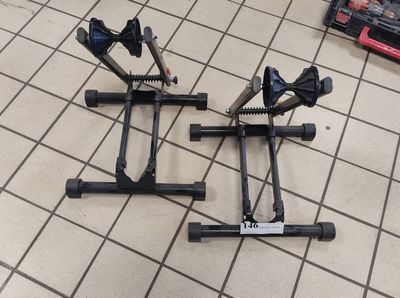 deux vélos posés par terre dans le magasin