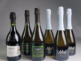 plusieurs bouteilles de vin sont alignées sur une table