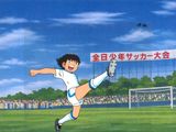 image de bande dessinée représentant un garçon en train de frapper un ballon de foot devant un public