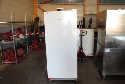 un réfrigérateur blanc entreposé dans un entrepôt avec d'autres appareils électroménagers