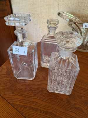 deux flacons de parfum posés l'un à côté de l'autre sur une table
