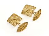 une paire de boutons de manchette en or à motif floral