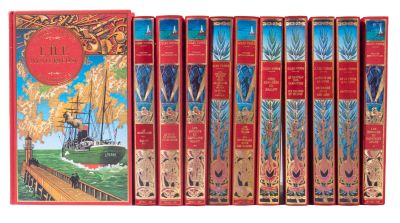 six livres alignés sur un fond blanc, avec une couverture rouge