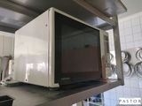 un micro-ondes posé sur un comptoir dans une cuisine