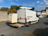une camionnette blanche garée dans un parking