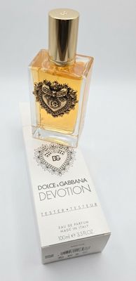 gros plan d'un flacon de parfum sur une surface blanche